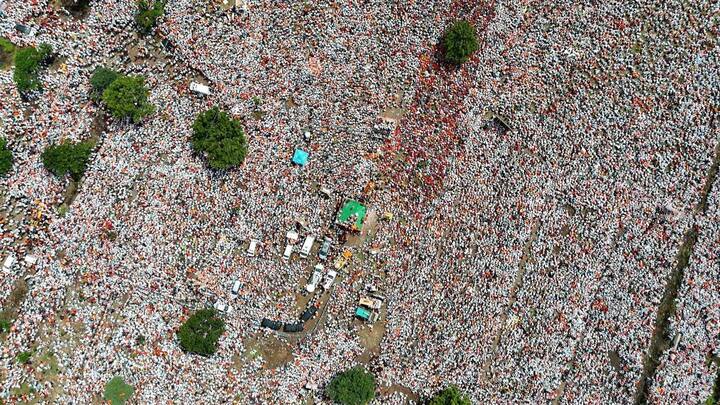 जरांगे पाटील यांच्या मेळाव्याला मोठी गर्दी नारायण गडावर जमली असून या गर्दीचे ड्रोनशूटमधील फोटो समोर आले आहेत. त्यामध्ये, 500 एकरचं मैदान तुडूंब भरलं असून लांबच्या लांब माणसांच्या रांगा लागल्याचं पाहायला मिळत आहे.