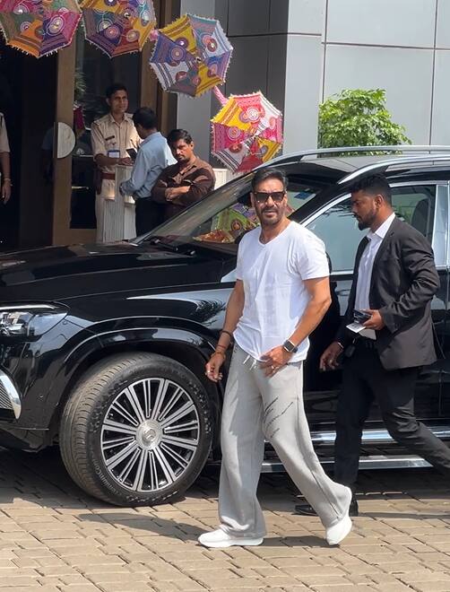 अजय देवगन को शनिवार की सुबह मुंबई के प्राइवेट एयरपोर्ट पर स्पॉट किया गया. जहां एक्टर को कैजुअल लुक में स्पॉट किया गया.