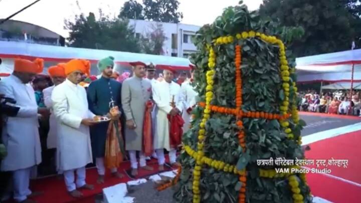 विजयादशमी - दसरा सणानिमित्त हिल रायडर्स ग्रुपतर्फे प्रतिवर्षीप्रमाणे जुना राजवाड्याच्या नगारखाना या मुख्य प्रवेशद्वारास तांब्याच्या कलशाचे मंगल तोरण बांधण्यात आले.