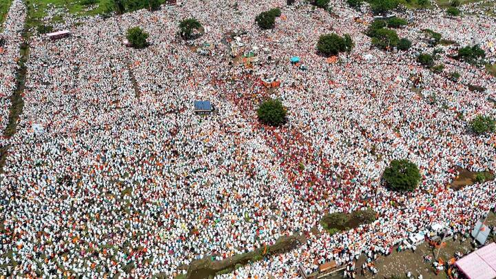 बीड जिल्ह्यातील पाडळसिंगी ते नारायणगड अशी 30 किलोमीटरपर्यंत वाहनांची रांग लागली होती. बीडकडे येणाऱ्या चारही मार्गावर चक्का जाम झाला असून नारायण गडावरील मैदान मेळव्यासाठी आलेल्या गर्दीने फुलून गेलंय.