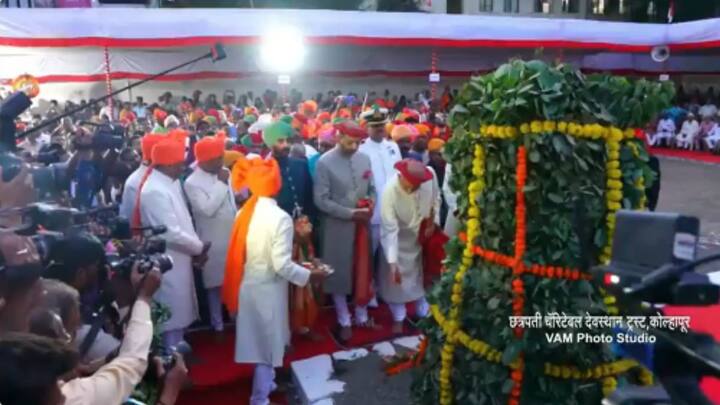 यानंतर शाहू महाराजांनी कुटुबीयांसह करवीरवासियांची भेट घेतली.