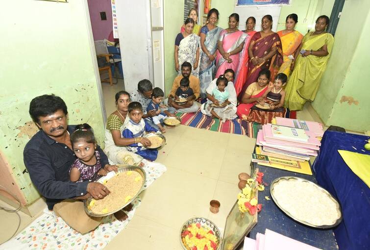 Thanjavur news Atsarabyasam teaching Parents throng Tanjore district schools - TNN ‘அ’ என்ற முதல் எழுத்தை எழுதச் செய்து கற்பிக்கும் அட்சரப்யாசம்: தஞ்சையில் பள்ளிகளில் திரண்ட பெற்றோர்கள்