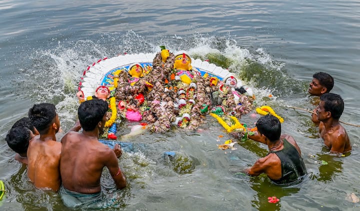 আজ দশমী সিঁদুর খেলা, মায়ের এবার ফেরার পালা, চোখের জলে বিদায় বলা। আসছে বছর আবার মা এসো আমাদের ঘরে। শুভ বিজয়া দশমী।