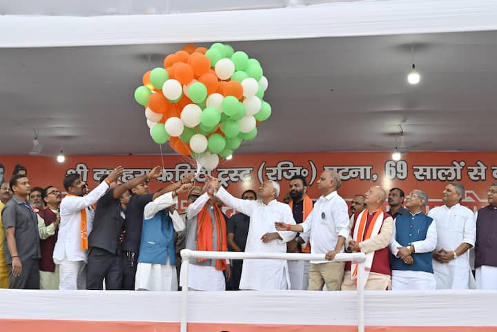 मुख्यमंत्री नीतीश कुमार और मौजूद अथितियों ने गुब्बारा उड़ाकर राज्य में शांति एवं सौहार्द्र कायम रखने का संदेश दिया. इसके बाद सीएम ने श्री राम एवं श्री लक्ष्मण के स्वरूप को तिलक लगाकर उनकी आरती की.