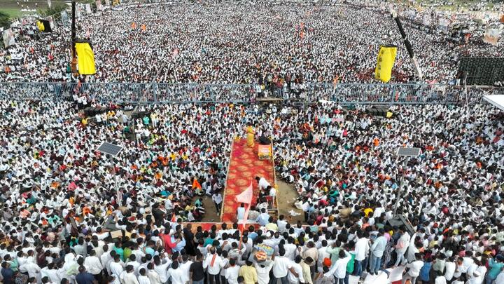 पंकजा मुंडे यांनी आपल्या भाषणात जातीवर स्वार होणाऱ्यांच्या पाठीशी उभं राहायचं नाही, असा टोला मनोज जरांगे यांना लगावला.