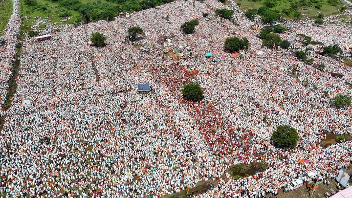 मनोज जरागे यांनी भाषणाची सुरुवात करतानाच अग बया बया बया.. असे म्हणत नारायण गडावर नजर जाईल तिथपर्यंत गर्दीच गर्दी असल्याचं म्हटलं. तसेच, मी आपल्या सर्वांसमोर नतमस्तक होतो, असेही ते म्हणाले.