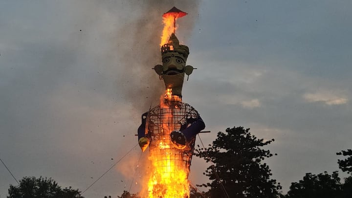 गया के ऐतिहासिक गांधी मैदान में शनिवार को विजयादशमी के दिन रावण, मेघनाद और कुंभकर्ण का पुतला दहन किया गया. रावण वध देखने को लेकर हजारों लोगो की भीड़ थी.  दशहरा कमिटी के जरिए शोभा यात्रा निकाली गई. श्री राम की शोभा यात्रा गांधी मैदान पहुंची, जिसके बाद लोगों ने श्री राम का जयघोष किया. इसके बाद पुतला दहन किया गया. गया में 1953 से दशहरा पूजा कमिटी के जरिए रावण दहन का आयोजन हो रहा है. कड़ी सुरक्षा व्यवस्था के बीच रावण वध कार्यक्रम का आयोजन किया गया. इस दौरान सुरक्षा के पुख्ता इंतजाम दिखे.