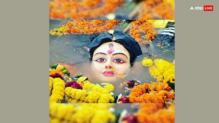 देवी प्रतिमा और जवारों का विसर्जन करने से पहले हाथ में चावल व फूल लेकर ये मंत्र बोलें - गच्छ गच्छ सुरश्रेष्ठे स्वस्थानं परमेश्वरि। पूजाराधनकाले च पुनरागमनाय च।।