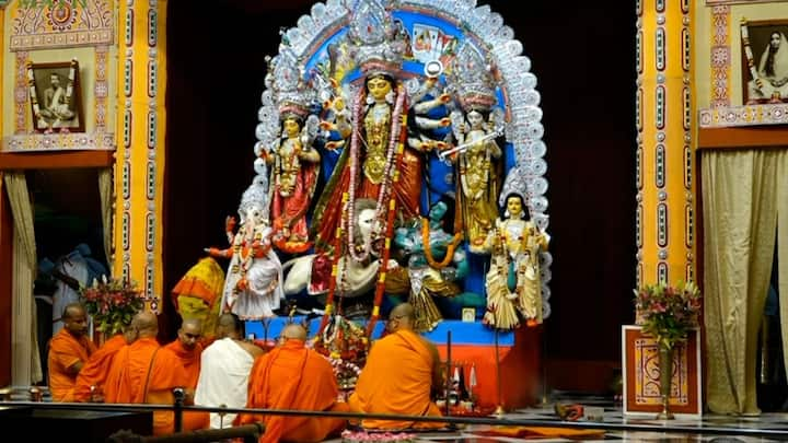 Belur Math Navami Puja: নবমীতে বেলুড় মঠে বিশেষ পূজার্চনা, দেখুন ছবি