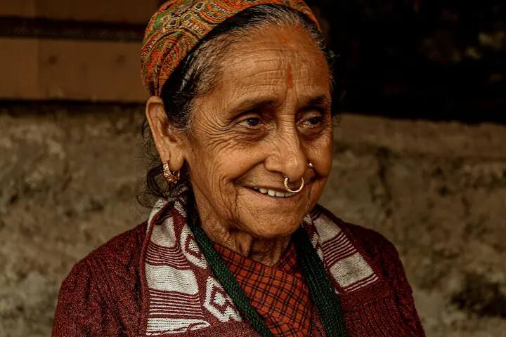 સિક્કિમમાં શિક્ષણ અને આરોગ્ય સુવિધાઓ અન્ય રાજ્યોની સરખામણીમાં ઓછી વિકસિત છે અને રાજ્ય ભૂકંપ અને ભૂસ્ખલન જેવી કુદરતી આફતો માટે સંવેદનશીલ છે. જો આપણે સિક્કિમના અર્થતંત્ર પર નજર કરીએ તો, સિક્કિમનું અર્થતંત્ર મુખ્યત્વે કૃષિ, પર્યટન અને હસ્તકલા પર આધારિત છે. અહીંની મોટાભાગની વસ્તી ખેતીમાં કામ કરે છે. પ્રવાસન એ સિક્કિમની અર્થવ્યવસ્થાનો મહત્વનો ભાગ છે.