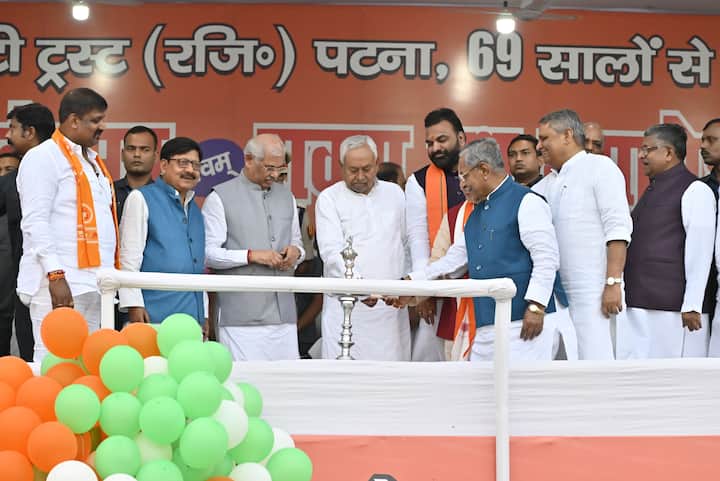 पटना में विजयादशमी के मौके पर राज्यपाल राजेन्द्र विश्वनाथ आर्लेकर और मुख्यमंत्री नीतीश कुमार ने गांधी मैदान में दीप प्रज्वलित कर रावणवध समारोह-2024 का विधिवत उद्घाटन किया. इस मौके पर एनडीए के तमाम बड़े नेता मौजूद रहे.