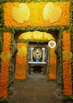 Dussehra 2024 : दसऱ्यानिमित्त विठ्ठल मंदिराला झेंडूच्या पानाफुलांची आकर्षक सजावट; विठुरायाच्या रावुळीला आलं सोन्याचं रूप पाहा PHOTOS