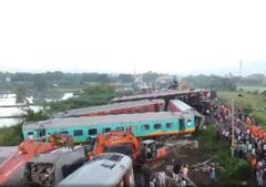 पुन्हा एक भीषण अपघात, प्रवासी ट्रेन मालगाडीला धडकली; अंगावर काटा आणणारे Photo's