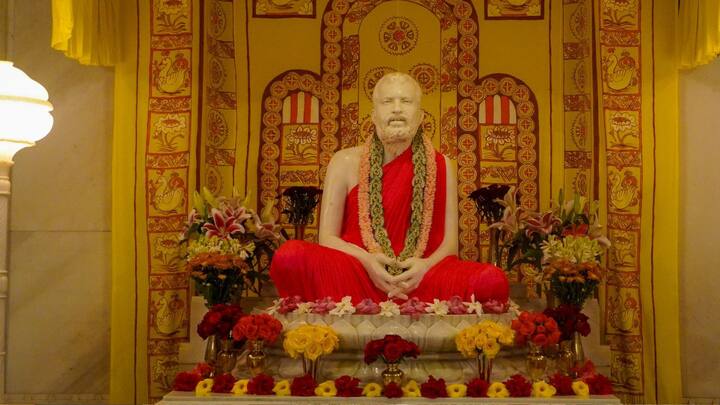 ফের এক বছরের অপেক্ষা। তার আগে শেষ মুহূর্তে পুজোর আনন্দ চেটেপুটে উপভোগ করতে ব্য়স্ত সকলে।