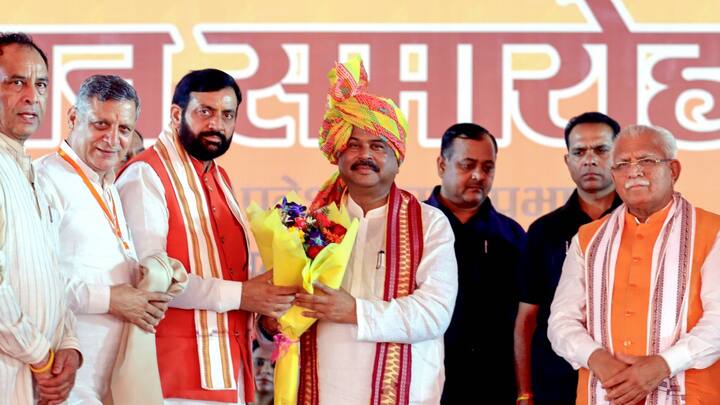 हरियाणा चुनाव में कांग्रेस ने ईवीएम में गड़बड़ी का आरोप लगाते हुए 20 विधानसभा क्षेत्रों से निर्वाचन आयोग को शिकायतें सौंपी हैं. कांग्रेस का दावा है कि मतगणना के दौरान कुछ ईवीएम की बैटरी 99 प्रतिशत चार्ज थीं, जो संदेहास्पद है.