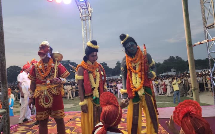 Today, on the day of Vijayadashami, huge effigies of 55 feet high Ravana and 50 feet high Meghnad were burnt at Rajendra Stadium in Chapra. During this event, a crowd of thousands of people enjoyed this program. During this time attractive fireworks were also done. Shri Ram, Lakshman and Hanuman reached Rajendra Stadium riding on the chariot. As soon as Lakshman shot his arrow at Meghnad, the effigy of Meghnad burnt to ashes within a few minutes. When Shri Ram released his arrow aiming at Ravana's navel, Ravana's effigy was completely burnt to ashes.