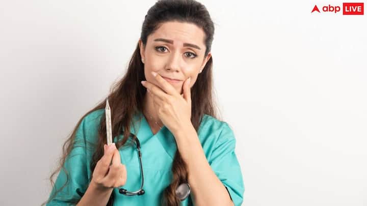 एसिडिटी की समस्या: जिन लोगों को एसिडिटी की समस्या होती है, उन्हें अक्सर दांतों की समस्याओं का सामना करना पड़ता है. गैस्ट्राइटिस से पीड़ित लोगों की लार अम्लीय हो जाती है और पीएच लेवल प्रभावित होने लगता है. इसका असर दांतों पर दिखने लगता है, जो संवेदनशीलता को नुकसान पहुंचाता है. डीप बाइट की समस्या: डीप बाइट से दांतों की परत को नुकसान पहुंचता है. जिन मरीजों को डीप बाइट की समस्या है यानी अगर ऊपरी दांत मसूड़ों को छू रहे हैं, तो यह डीप बाइट की श्रेणी में आता है.