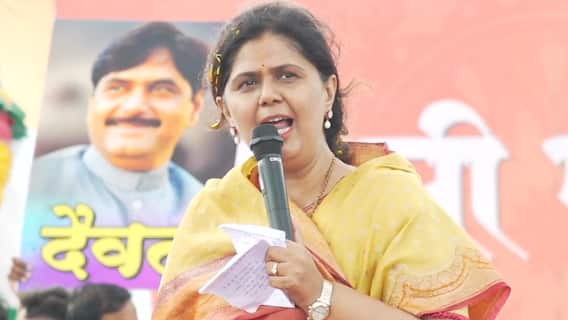 तुमचा सख्खा भाऊ हजार 500 रुपयांची ओवाळणी देतो, पण मुख्यमंत्र्यांनी तिप्पट दिले : पंकजा मुंडे