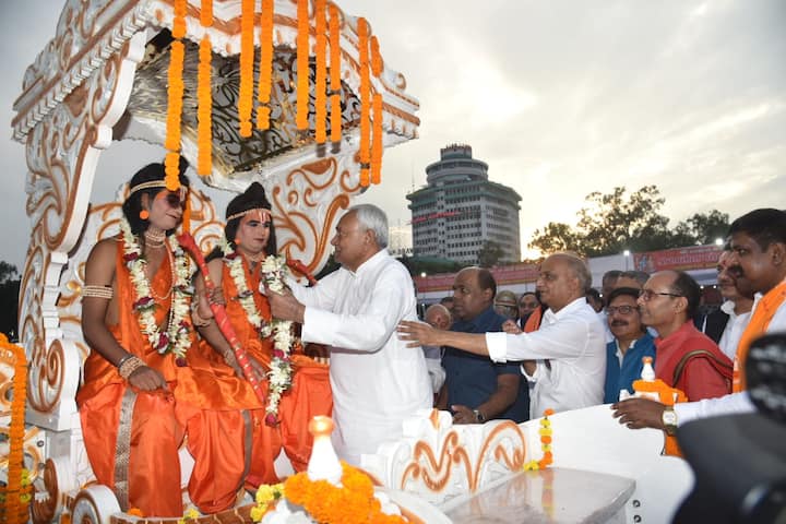 इस बार जिला प्रशासन ने गांधी मैदान में कुल 13 गेट में आठ गेट सिर्फ आम जनता के आने-जाने के लिए खोले थे. पिछले 20 दिनों से रावण वध की तैयारी में लोग लगे हुए थे, पूरे कार्यक्रम की निगरानी 128 सीसीटीवी कैमरे से रखी गई थी. इसके अलावा गांधी मैदान में 13 वॉच टावर बनाए गए थे.