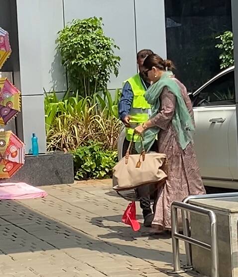 वहीं करीना कपूर भी दिल्ली के लिए रवाना हो चुकी हैं. उन्हें भी मुंबई के प्राइवेट एयरपोर्ट पर देखा गया.