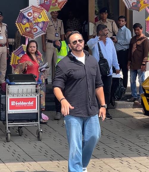 एयरपोर्ट पर रोहित शेट्टी को डैशिंग लुक में देखा गया. उन्होंने ब्लैक शर्ट और आंखों पर काला चश्मा लगाया हुआ है.