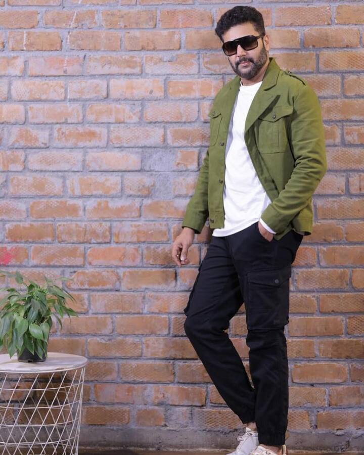 இந்த படத்தை ராஜேஷ் இயக்கியுள்ளார், ஹாரிஸ் ஜெயராஜ் இசையமைத்துள்ளார். ஏற்கனவே இப்படத்திலிருந்து வெளிவந்த 'மக்காமிஷி' பாடல் ரசிகர்கள் மத்தியில் நல்ல வரவேற்பை பெற்று ஹிட் ஆனது