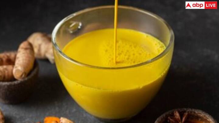 हल्दी वाला दूध जिसे गोल्डन मिल्क या हल्दी दूध के नाम से भी जाना जाता है. आम तौर पर पीने के लिए सुरक्षित है, लेकिन अगर इसे बड़ी मात्रा में या लंबे समय तक सेवन किया जाए तो इसके साइड इफेक्ट हो सकते हैं.