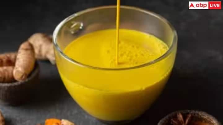 હળદર વાળું દૂધ જે હળદરનું દૂધ તરીકે પણ ઓળખાય છે. સામાન્ય રીતે પીવા માટે સલામત છે, પરંતુ જો તે વધુ માત્રામાં અથવા લાંબા સમય સુધી પીવામાં આવે તો તેની આડઅસર થઈ શકે છે.