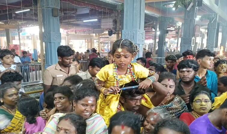 Kulasai Mutharamman Dasara 2024 Devotees gathering performing prayers - TNN Kulasai Dasara 2024: குலசேகரன்பட்டினம் முத்தாரம்மன் கோவில் தசரா திருவிழா - வேடமணிந்து வேண்டுதலை நிறைவேற்றும் பக்தர்கள்