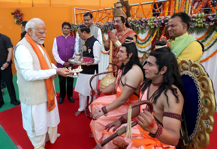 Prime Minister Narendra Modi offers prayers before artists dressed as Lord Rama, Lakshmana, and Hanumana during the Dussehra celebration, at Red Fort in New Delhi, Saturday, Oct. 12, 2024. (Source: PTI)