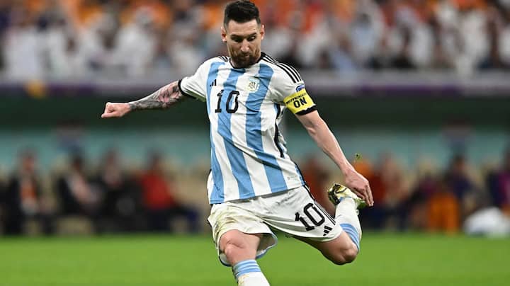 लियोनल मेसी की कुल संपत्ति जान कोई भी हैरत में पड़ जाए. टाइम्स ऑफ इंडिया अनुसार मेसी फिलहाल 600 मिलियन डॉलर के मालिक हैं, जो भारतीय मुद्रा में लगभग 5,000 करोड़ रुपये के बराबर है.