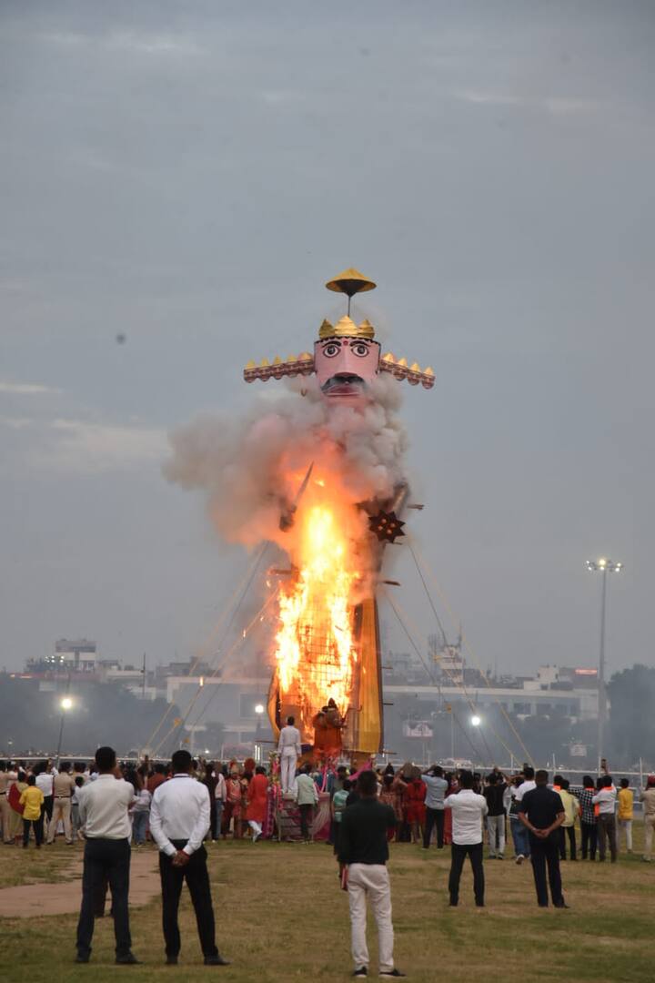 इसके बाद बारी-बारी से बुराई के प्रतीक कुंभकरण, मेघनाद एवं रावण का पुतला दहन किया गया. इस बार रावण का पुतला 80 फीट, जबकि कुंभकरण का पुतला 70 फीट और मेघनाथ का पुतला 55 फीट ऊंचा बनया गया था .इस मौके पर सुरक्षा के पुख्ते इंतजामात किए गए थे.