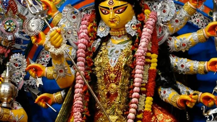 এরপর চলবে অঞ্জলি দেওয়া। বিতরণ করা হবে খিচুড়ি ভোগ। পুজোর ক’দিন সারাদিন খোলা রয়েছে বেলুড় মঠের দরজা। 