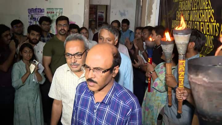 ন্যাশনাল মেডিক্যাল কলেজ ও হাসপাতালের চিকিৎসকরাও আংশিক কর্মবিরতির ঘোষণা করেছে।