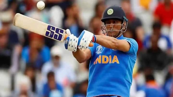 एमएस धोनी इंटरनेशनल क्रिकेट से संन्यास ले चुके हैं, लेकिन अब भी IPL में खेल रहे हैं. एक इन्वेस्टमेंट रिसर्च कंपनी अनुसार धोनी का नेटवर्थ लगभग 1,050 करोड़ रुपये है. वो क्रिकेट के अलावा इन्वेस्टमेंट और स्पॉन्सरशिप्स से खूब सारी कमाई करते हैं.