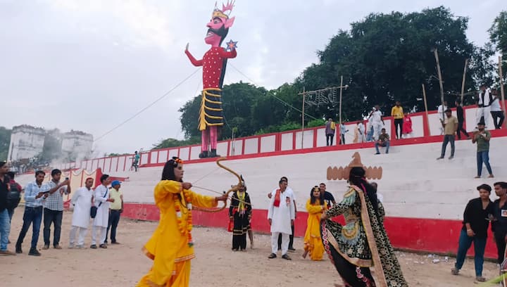 In Buxar, on Saturday, the day of Vijayadashami, 45 feet effigies of Meghnath and Ravana were burnt in the historical fort grounds at around 5 pm. This time six gates and one emergency gate were built for the movement of devotees. 45 magistrates were deployed at the venue and 60 magistrates were deployed in the entire city. 250 security personnel and police officers were deployed. Magistrates were present in the security of the entire city as well as the fort grounds. Thousands of people were present on this occasion.