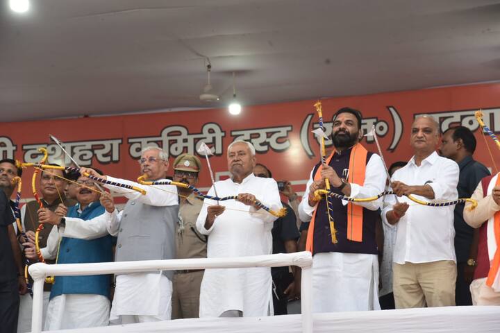 दशहरा कमेटी ट्रस्ट की ओर से गांधी मैदान में 1955 से लगातार रावण वध का कार्यक्रम हो रहा है. ये 69वां साल है. बीच में तीन बार रावण वध नहीं हुआ था.
