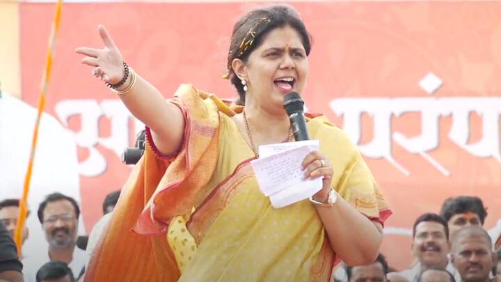 जरांगे यांनी भाषणाची सुरुवात करतानाच गर्दी पाहून कॅमेरा फिरवण्याची विनंती केली.