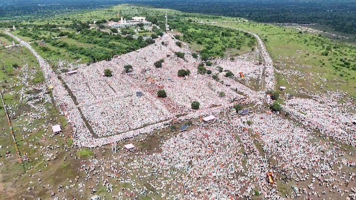 मीडियाच्या बांधवांनी जरा गर्दीकडे कॅमेरे फिरवावेत, असे म्हणत मनोज जरांगे यांनी मेळाव्यासाठी जमलेल्या गर्दीवरुनच ओबीसीमधील काही नेत्यांना व राज्य सरकारला इशारा दिलाय.