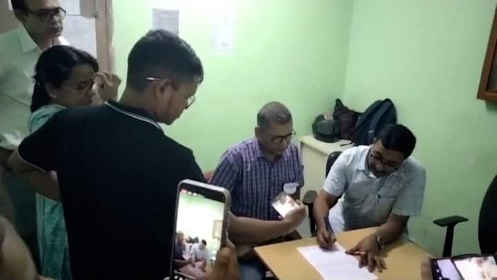 নাগরিক সমাজের মিছিলের ফলে এমনিতেই রাস্তায় যানজটের সৃষ্টি হয়েছে তারপর বেসরকারি চিকিৎসদের এই সিদ্ধান্ত সরাসরি রোগীদের উপর প্রভাব ফেলবে।