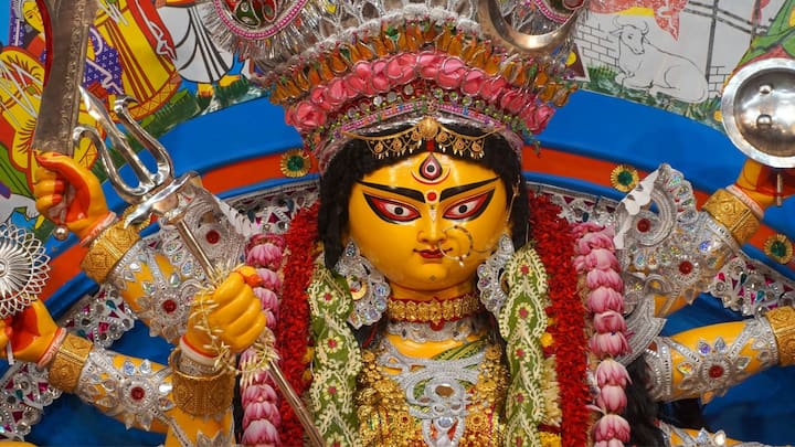 সকাল থেকেই মণ্ডপে মণ্ডপে দর্শনার্থীদের ভিড়। ঠাকুর দেখার পাশাপাশি খাওয়া-দাওয়া হই-হুল্লোড় চলছে সমান তালে।   