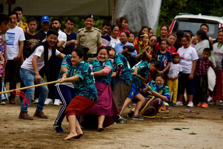 इसके अलावा सिक्किम में मौसम बहुत ही कठोर होता है. सर्दियों में यहां भारी बर्फबारी होती है और गर्मी में भी तापमान बहुत कम रहता है. साथ ही सिक्किम की अर्थव्यवस्था मुख्य रूप से पर्यटन पर निर्भर करती है. यहां के लोग पर्यटन से जुड़े व्यवसायों में लगे हुए हैं.