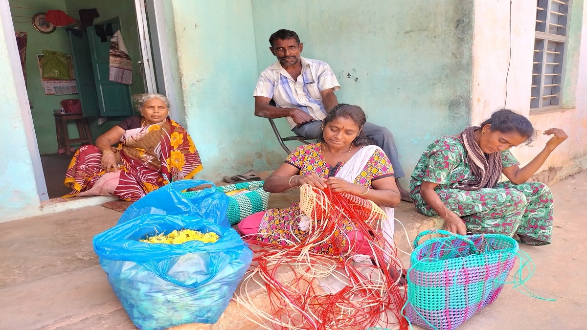 யாரை நம்பியும் நாங்கள் இல்லைங்க... வாழ்க்கையில் சாதித்து காட்டும் மாற்றுத்திறனாளி தம்பதி