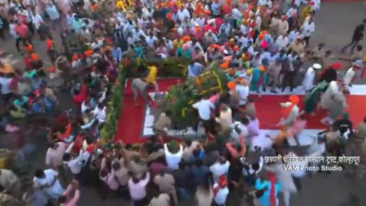 शमीचं पूजन झाल्यानंतर सोनं लुटण्याचा कार्यक्रम पार पडला.