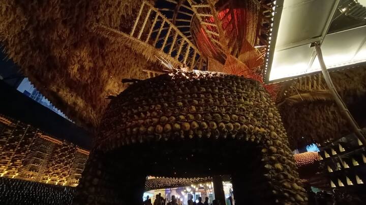 The use of gullak and kullhad (earthen cups) in the pandal’s construction highlights a commitment to sustainability.  (Image source: Facebook/ Pranit Paul)