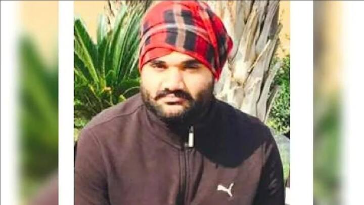 लिस्ट में दूसरे नंबर पर है लॉरेंस बिश्नोई का करीबी गोल्डी बराड. सतिंदरजीत सिंह उर्फ गोल्डी बराड़ का नाम कब सुर्खियों में आया जब पंजाबी म्यूजिक इंडस्ट्री के टाॅप सिंगर सिद्धू मूसे वाला की हत्या की गई थी. उसका मास्टरमाइंड गोल्डी बराड़ था. जो फिलहाल कनाडा में छुपा हुआ है. इंटरपोल भी गोल्डी बराड़ को लेकर रेड कॉर्नर नोटिस जारी किया है.