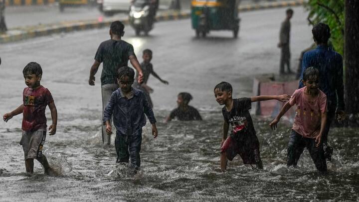 मौसम विभाग के अनुसार, 13 अक्टूबर और 14 अक्टूबर को कर्नाटक, केरल, तमिलनाडु, असम, मेघालय में कुछ जगहों बारिश हो सकती है.
