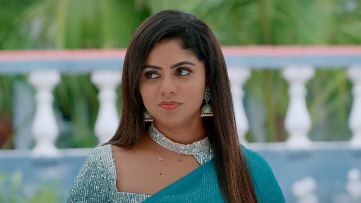 వాస్తవానికి కనకం క్యాన్సర్ డ్రామా కేవలం అపర్ణ, ఇందిరాదేవికి మాత్రమే తెలుసు..రాజ్- కావ్యను దగ్గరచేసేందుకు రాజ్ దగ్గర డ్రామా ఆడారు. ఇంట్లో మిగిలినవాళ్లకి ఎవ్వరికీ తెలియదు. రుద్రాణికి అనుమానం వచ్చింది కానీ ఏమీ అర్థంకాకుండా ఉంది..అసలు విషయం తెలిస్తే అప్పుడుంటుంది