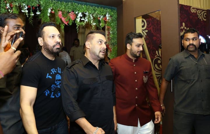 सलमान खान और बाबा सिद्दीकी को कई बड़े समारोहों में एक साथ देखा गया था। बाबा सिद्दीकी के बेटे जीशान सिद्दीकी भी सलमान खान के करीबी दोस्त हैं। सलमान खान और सिद्दीकी परिवार का रिश्ता बेहद खास है।