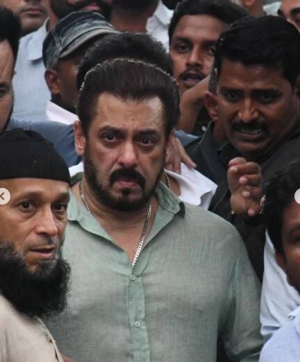 ਸਲਮਾਨ ਖਾਨ ਦੀਆਂ ਇਹ ਤਸਵੀਰਾਂ ਬਾਬਾ ਸਿੱਦੀਕੀ ਦੇ ਘਰ ਦੇ ਬਾਹਰ ਦੀਆਂ ਹਨ। ਜਿੱਥੇ ਅਦਾਕਾਰ ਅੰਤਿਮ ਸ਼ਰਧਾਂਜਲੀ ਦੇਣ ਪਹੁੰਚੇ ਸਨ।